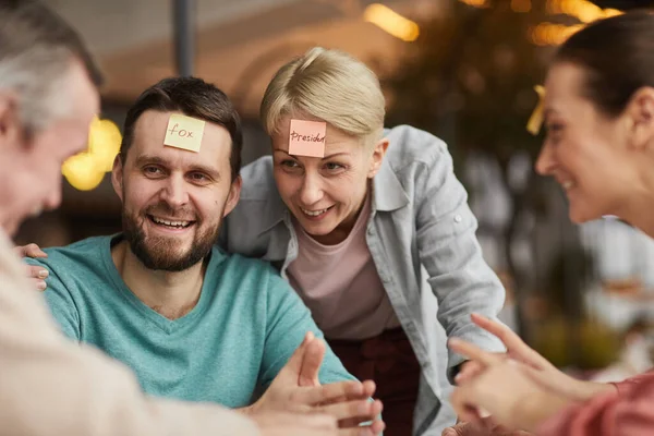 People playing in Guess the word — Stock Photo, Image