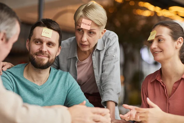 Family playing in Guess the word — Stock Photo, Image