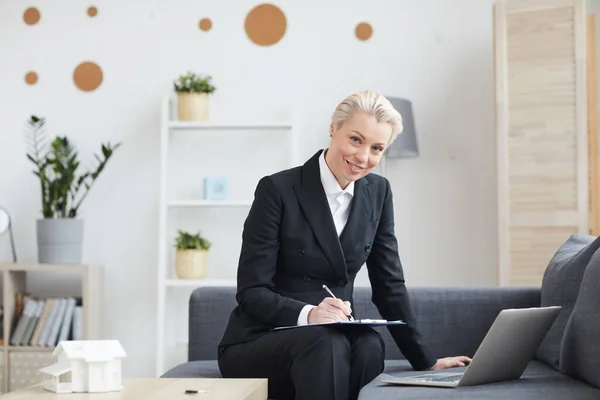 Dojrzałe businesswoman pracuje z laptopem — Zdjęcie stockowe