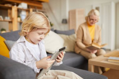 Tablet kullanan küçük çocuk