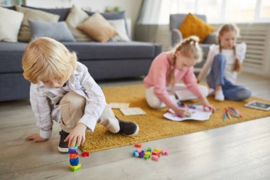 Küçük çocuk oyuncaklarla oynuyor.