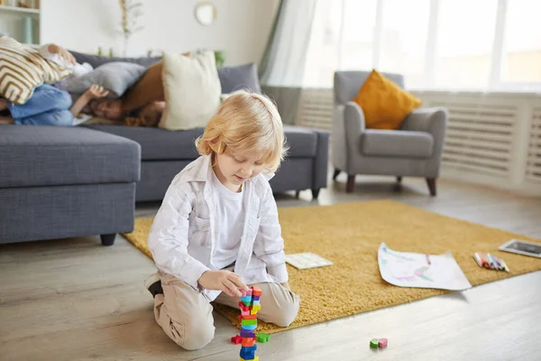 Chlapec si hraje s hračkami doma — Stock fotografie