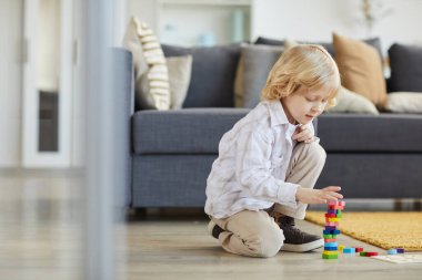 Renkli bloklarla oynayan çocuk