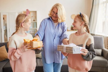 Büyükannem torunlarını tebrik ediyor.