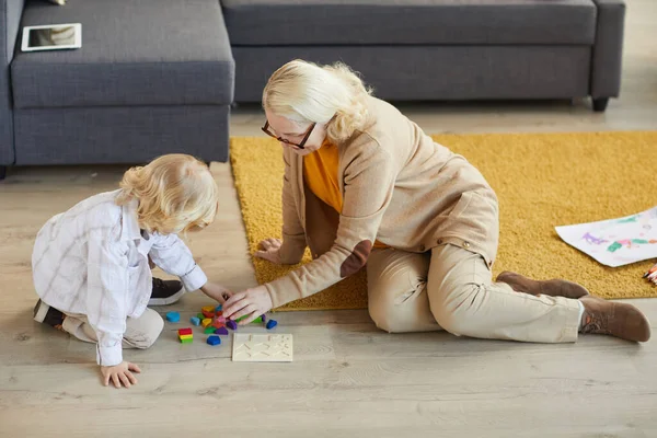 Babička si hraje s malým chlapcem — Stock fotografie