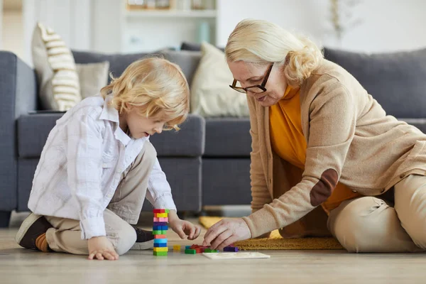 Familia jugando con juguetes en casa — Foto de Stock