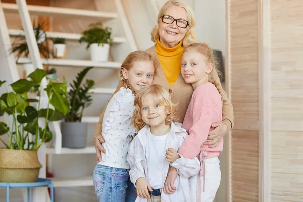 Feliz abuela con sus nietos — Foto de Stock