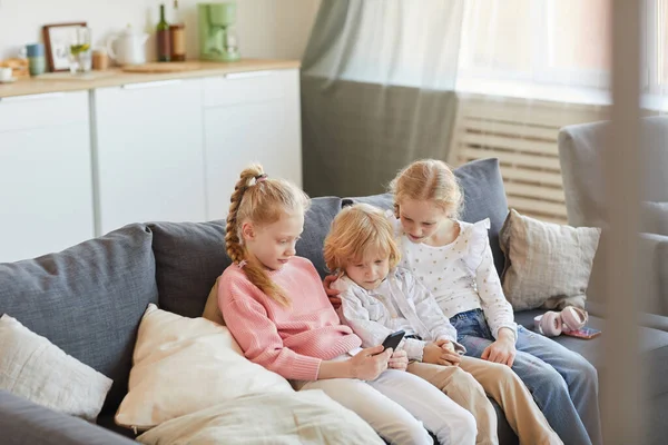 Děti sedí doma — Stock fotografie