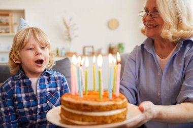Mumlu doğum günü pastası