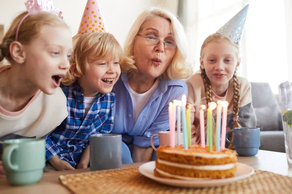 Celebrando cumpleaños con la abuela — Foto de Stock