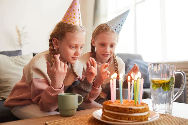 Meninas sentadas na festa de aniversário — Fotografia de Stock