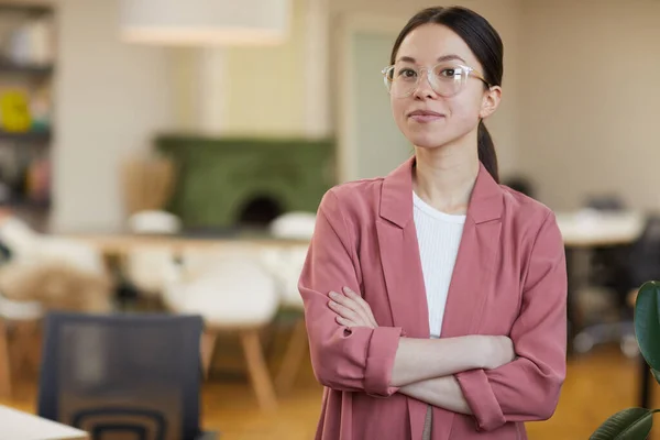 Asiatisk ung kvinna på kontoret — Stockfoto