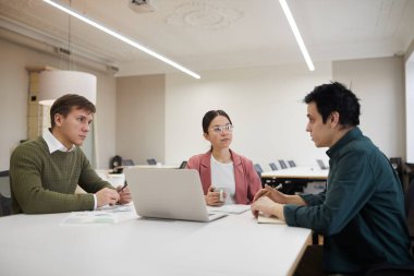 Ofisteki toplantıda takım çalışması.