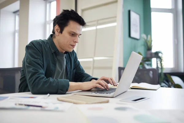 Homem de negócios trabalhando no laptop — Fotografia de Stock