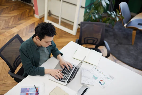 Empresario uisng portátil en el trabajo — Foto de Stock