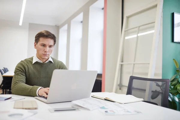 Homem de negócios usando laptop — Fotografia de Stock