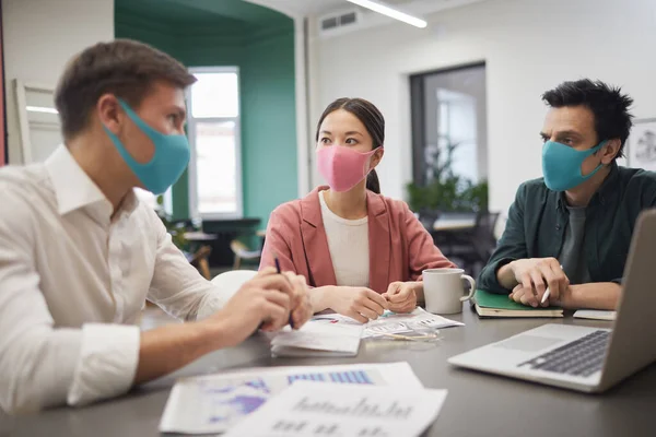 Les hommes d'affaires avec des masques protecteurs — Photo