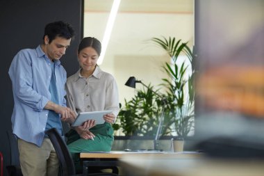 Tablet bilgisayar kullanan iş çifti