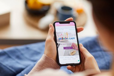 Telefondaki tıbbi uygulama.