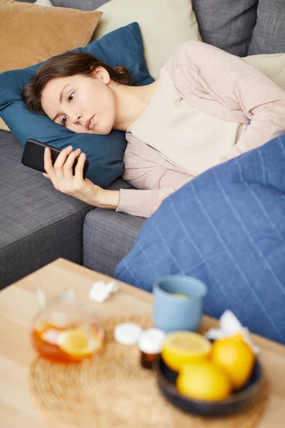 Mujer usando el teléfono en casa — Foto de Stock