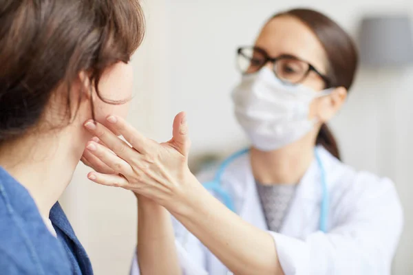 Médico examinando al paciente — Foto de Stock