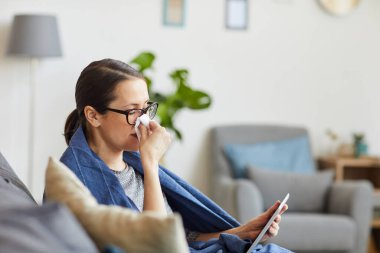 Hasta kadın odada oturuyor.