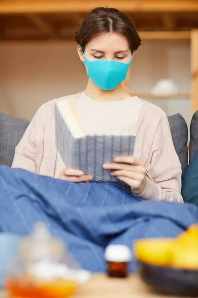 Μια άρρωστη γυναίκα διαβάζει ένα βιβλίο. — Φωτογραφία Αρχείου