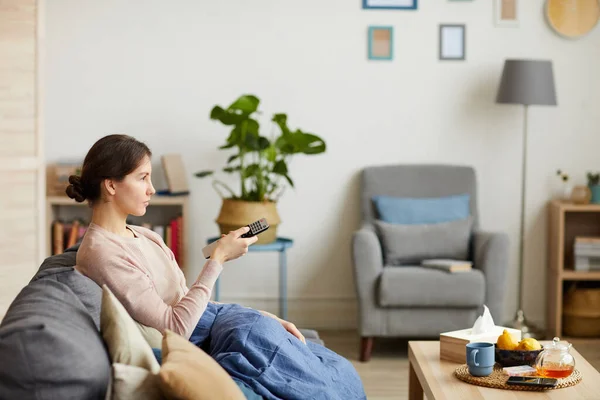 Женщина смотрит телевизор дома — стоковое фото
