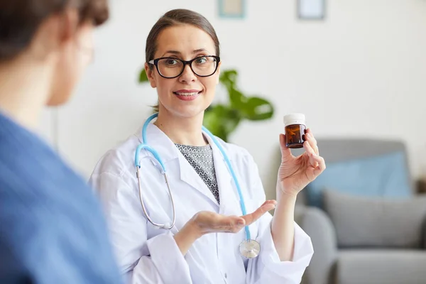 Dokter die haar patiënt behandelt — Stockfoto