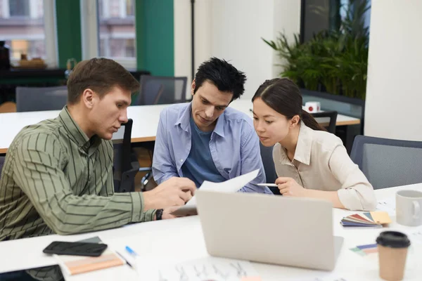 Ondernemers die het contract onderzoeken — Stockfoto