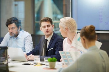 İş toplantısı sırasında takım çalışması