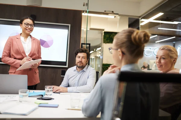 Les gens d'affaires à la formation des entreprises — Photo