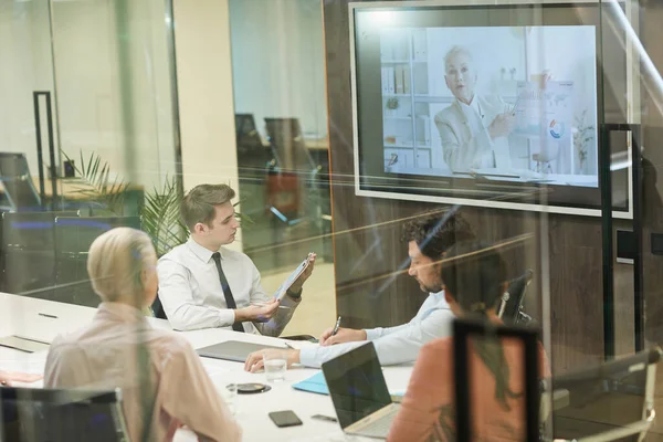Çevrimiçi konferansta insanlar cam duvarın arkasında