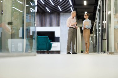 Ofis koridorunda duran iş kadınları