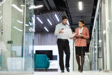 Ofis binasındaki iş arkadaşları