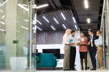 Koridorda duran iş adamları