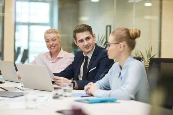 Zakenmensen op vergadering — Stockfoto