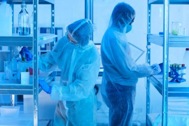 Kimyasallarla çalışan kimyagerler.