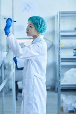 Doktor ofiste planlar yazıyor.