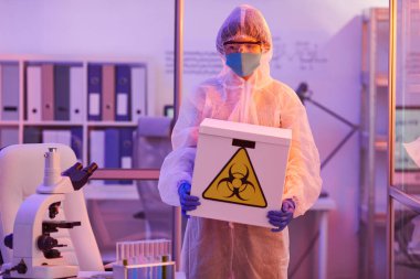 Kimyasallarla çalışan kadın.