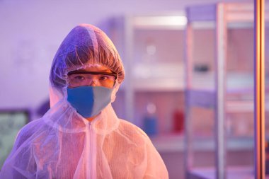 Koruyucu iş elbisesinde kadın hemşire