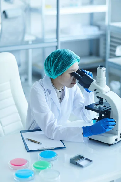 Científico trabajando con microscopio — Foto de Stock