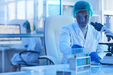 Afrikalı doktor örneklerle çalışıyor