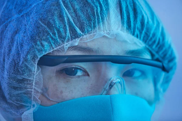 Asiática médico femenino en gafas de protección — Foto de Stock