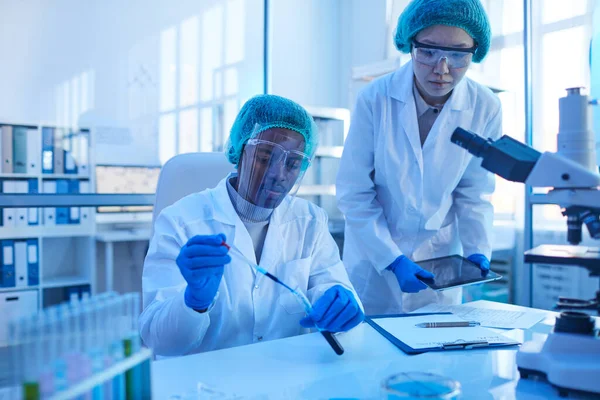 Científicos trabajando en equipo en el laboratorio —  Fotos de Stock