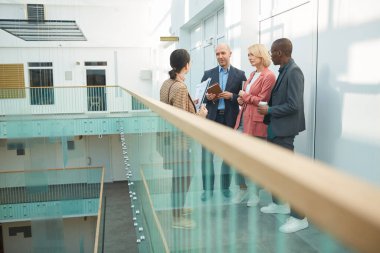 Ofis binasında iş ekibi toplantısı