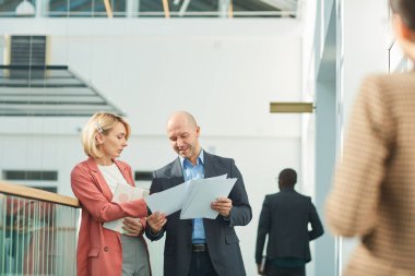Belgelerle çalışan iş adamları