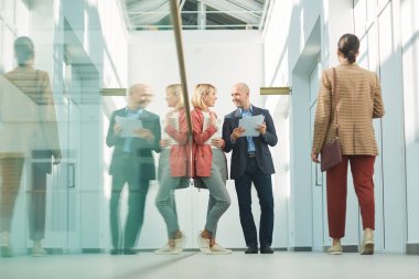 İş arkadaşları belgeleri tartışıyor