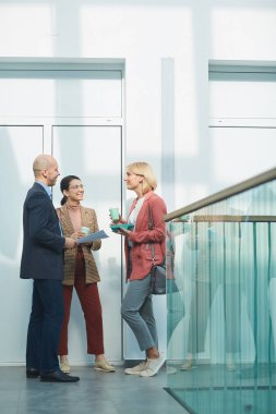 İş arkadaşları koridorda toplanıyor.