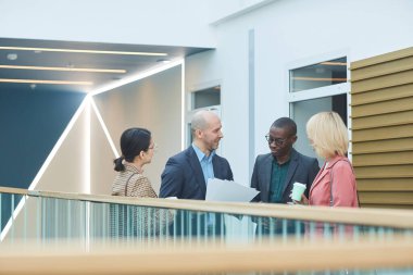 Ofis binasında çalışan iş adamları